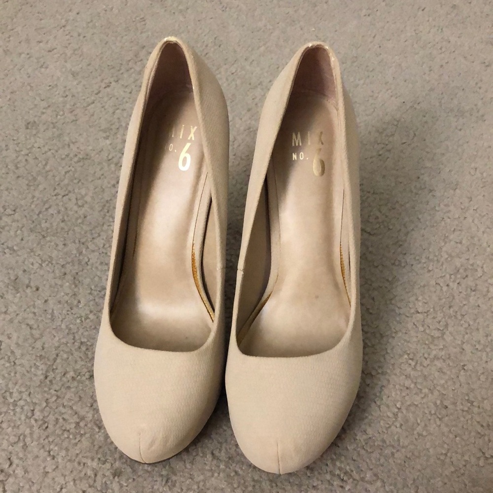 Mix No. 6 size 9 cream heels